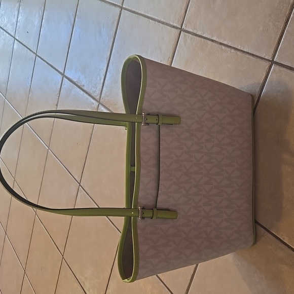 Like new michael kors tote - Picture 2 of 3